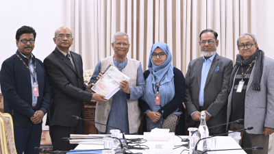 প্রধান উপদেষ্টার কাছে তদন্ত প্রতিবেদন জমা দিচ্ছেন গুম কমিশনের সদস্যরা