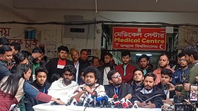 ভাষা শহীদ রফিক ভবনের সামনে সংবাদ সম্মেলন করেন ‘ঐক্যবদ্ধ জবিয়ান’ প্যানেল