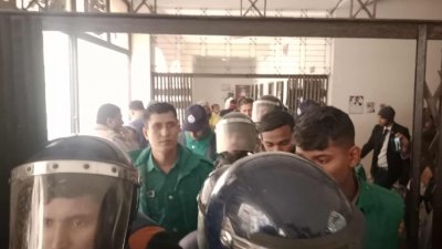 ঢাকার মেট্রোপলিটন আদালতে রিমান্ডে যাওয়া আসামিরা। ছবি: বাংলা ট্রিবিউন