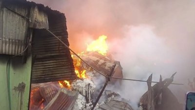 গাজীপুরে ঝুটের গুদামে আগুন