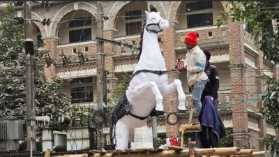 তারেক রহমানের আগমন ঘিরে আদালতপাড়া এলাকায় দুলদুলের ভাস্কর্য সংস্কার করা হচ্ছে