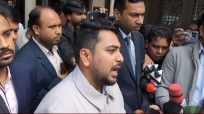 রাজধানীর হোটেল ইন্টারকন্টিনেন্টালের বাইরে সাংবাদিকদের সঙ্গে কথা বলছেন এনসিপির আহ্বায়ক নাহিদ ইসলাম। ছবি: বাংলা ট্রিবিউন