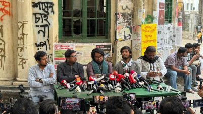 ঢাবির মধুর ক্যান্টিন প্রাঙ্গণে কথা বলছে জুলাই ঐক্যের নেতারা। ছবি: বাংলা ট্রিবিউন