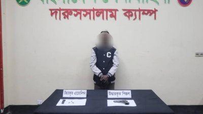 বিদেশি পিস্তলসহ আটককৃত যুবক। ছবি: বাংলা ট্রিবিউন