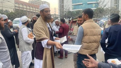 লিফলেট বিতরণ করছেন মামুনুল হক