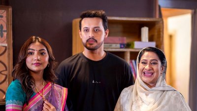 ‘এটা আমাদেরই গল্প’র দৃশ্যে সুনেরাহ বিনতে কামাল, ইরফান সাজ্জাদ ও মনিরা মিঠু (ছবি: সিনেমাওয়ালা)