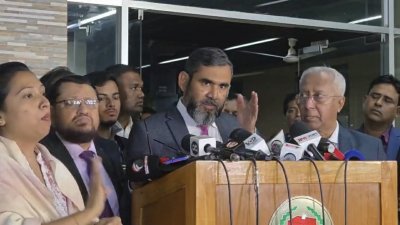 আগারগাঁওয়ে নির্বাচন ভবনে আয়োজিত সংবাদ ব্রিফিংয়ে নির্বাচন কমিশনার ব্রিগেডিয়ার জেনারেল (অব.) আবুল ফজল মো. সানাউল্লাহ