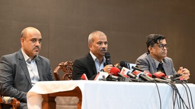 সংবাদ ব্রিফিংয়ে আইন উপদেষ্টা ড. আসিফ নজরুল