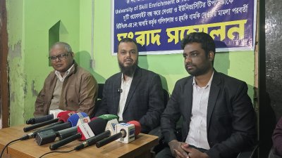 সংবাদ সম্মেলনে মামলার বাদী তাজুল ইসলাম