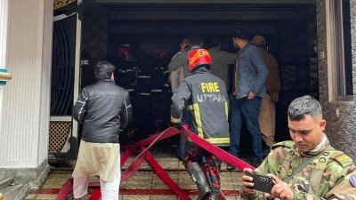 আগুন লাগা ভবনে কাজ করছে ফায়ার সার্ভিসের কর্মীরা (ছবি: নাসিরুল ইসলাম)