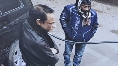 পাম্পে তেল নিচ্ছে গাড়িটি
