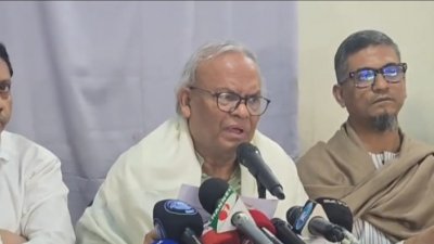 সংবাদ সম্মেলনে বক্তব্য রাখছেন রুহুল কবির রিজভী