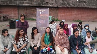 ঢাবির কেন্দ্রীয় মাঠে অনুষ্ঠিত সংবাদ সম্মেলনে কথা বলছে বিশ্ববিদ্যালয়টির নারী শিক্ষার্থীরা। ছবি: বাংলা ট্রিবিউন