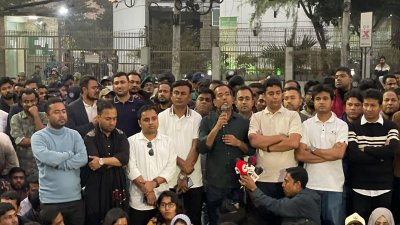 নির্বাচন কমিশন ভবনের বাইরে কথা বলছেন ছাত্রদল সভাপতি রাকিব। ছবি: বাংলা ট্রিবিউন