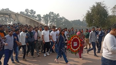 নেতার প্রতি শ্রদ্ধা জানাতে ঢাকা ও আশপাশের বিভিন্ন জেলা থেকে হাজার হাজার মানুষ জিয়া উদ্যান এলাকায় সমবেত হন