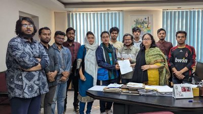 ঢাবির উপ-উপাচার্যের কাছে স্মারকলিপি দিচ্ছেন স্টুডেন্টস কাউন্সিল ফর আইডিয়াল ক্যাম্পাস নামের সংগঠনটি