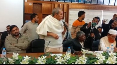 জেলা প্রশাসক ও রিটার্নিং কর্মকর্তা মোহাম্মদ মাসুদুর রহমান মোল্লার কার্যালয়ে ক্ষোভ প্রকাশ করেন বিএনপি প্রার্থী