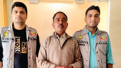 ডিবি হেফাজতে গ্রেফতার ব্যক্তি