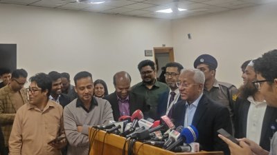 নির্বাচন ভবনে ব্রিফিং করছেন ইসি সচিব আখতার আহমেদ