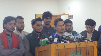 রাজধানীর আগারগাঁওয়ের নির্বাচন ভবনে কথা বলছেন বাংলাদেশ ছাত্র অধিকার পরিষদের সভাপতি নাজমুল হাসান। ছবি: বাংলা ট্রিবিউন