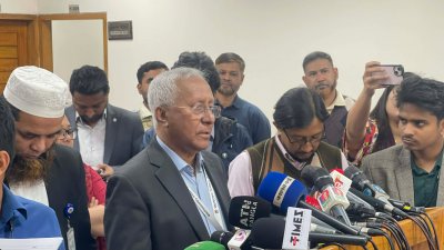 নির্বাচন ভবনে সাংবাদিকদের ব্রিফ করছেন ইসি সচিব