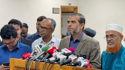 সাংবাদিকদের সঙ্গে কথা বলছেন এহসানুল মাহবুব জুবায়ের