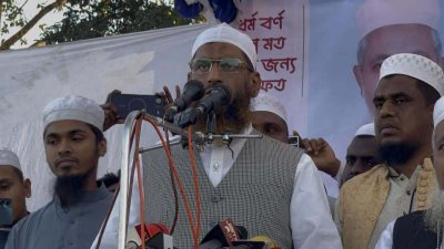 নির্বাচনি জনসভায় বক্তব্য দিচ্ছেন খেলাফত মজলিসের আমির মাওলানা মামুনুল হক
