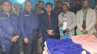 স্বতন্ত্র প্রার্থী আব্দুল হান্নানের সমর্থক কম্বল বিতরণ করেন