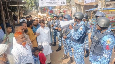গণভোট উপলক্ষে মাইকিং ও লিফলেট বিতরণ করেন কোস্টগার্ড সদস্যরা
