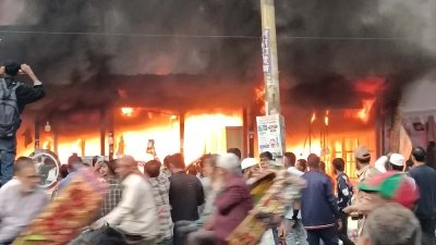 উত্তরার ১১ নম্বর সেক্টরে কাঁচাবাজারে আগুন