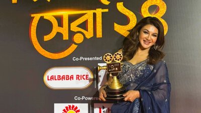 পুরস্কার হাতে জয়া
