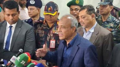 সাংবাদিকদের সঙ্গে কথা বলছেন স্বরাষ্ট্র উপদেষ্টা লেফটেন্যান্ট জেনারেল (অবসরপ্রাপ্ত) জাহাঙ্গীর আলম চৌধুরী