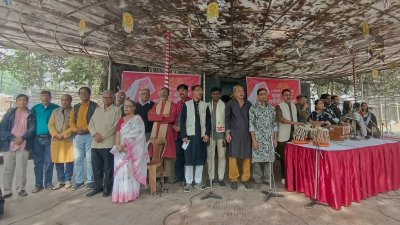 বাংলা একাডেমি প্রাঙ্গণে খোলা আকাশের নিচে প্রতীকী এই মেলার উদ্বোধন করেন বাংলা একাডেমির সভাপতি অধ্যাপক আবুল কাসেম ফজলুল হক এবং প্রবীণ বাম নেত্রী দীপা দত্ত