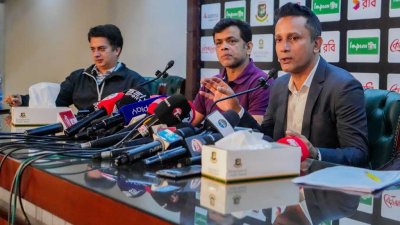 সংবাদ সম্মেলনে খালেদ মাসুদ ও আব্দুর রাজ্জাক।