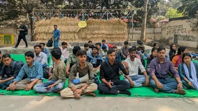 কেন্দ্রীয় মন্দির স্থাপনের দাবিতে অবস্থান কর্মসূচি পালন করছেন জগন্নাথ বিশ্ববিদ্যালয়ের (জবি) সনাতন ধর্মাবলম্বী শিক্ষার্থীরা