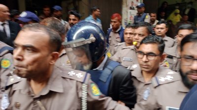 পুলিশ হেফাজতে আদালতে ছরওয়ার আলম