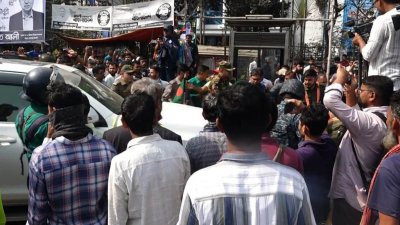 উপদেষ্টার গাড়িবহর বন্দর ভবনে প্রবেশ করার আগে গেটেই আটকে দেন শ্রমিক-কর্মচারীরা