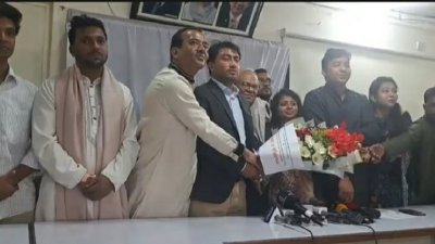 জাকসু ভিপি আবদুর রশিদ জিতুকে ফুল দিয়ে বরণ করে নিলেন রুহুল কবির রিজভী