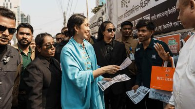 গণসংযোগে জাইমা রহমান। ছবি: নাসিরুল ইসলাম