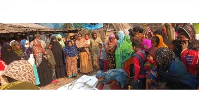 মরদেহের কাছে স্থানীয়দের ভিড়
