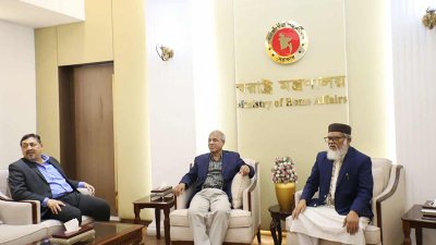 সচিবালয়ের স্বরাষ্ট্র মন্ত্রণালয়ের কার্যালয়ে ধর্ম উপদেষ্টা ড. আ ফ ম খালিদ হোসেন ও স্বরাষ্ট্র উপদেষ্টা জাহাঙ্গীর আলম। ছবি: সংগৃহীত