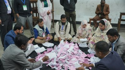 কেন্দ্রে কেন্দ্রে চলছে ভোট গণনা