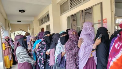 চাঁদপুরের ফরিদগঞ্জ উপজেলার রূপসা দক্ষিণ ইউনিয়নে এক কেন্দ্রে নারী ভোটারদের ভিড়