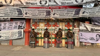 ভোটকেন্দ্রের সামনে সতর্ক অবস্থানে সেনা সদস্যরা