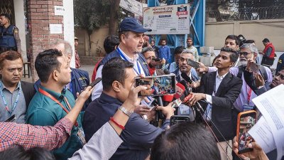 ঢাকা বিশ্ববিদ্যালয়ের কার্জন হল ভোটকেন্দ্র পরিদর্শনের পর সাংবাদিকদের সঙ্গে আলাপ করছেন ইউরোপীয় ইউনিয়নের (ইইউ) নির্বাচন পর্যবেক্ষণ মিশনের প্রধান ইভার্স ইজাবস