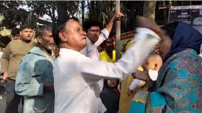 মারধরের ভিডিও ফুটেজ থেকে নেওয়া ছবি