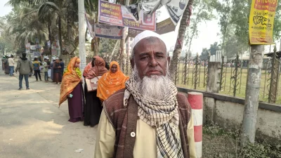 কেন্দ্রের সামনে ভোটার আব্দুল আউয়াল