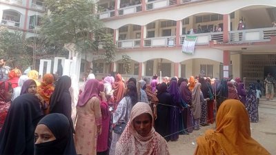 বনানী টিঅ্যান্ডটি বালক উচ্চ বিদ্যালয় কেন্দ্রে নারী ভোটারদের দীর্ঘ লাইন
