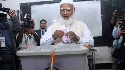 ভোট দিলেন জামায়াত আমির ডা. শফিকুর রহমান (ছবি: নাসিরুল ইসলাম)