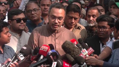 রাজধানীর গুলশানে বিএনপির কেন্দ্রীয় কার্যালয়ের সামনে সাংবাদিকদের ব্রিফিংকালে দলটির চেয়ারম্যানের উপদেষ্টা ড. মাহদী আমিন